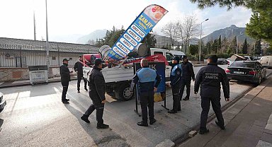 Denizli Büyükşehir Zabıtası kaldırım işgallerine geçit vermiyor