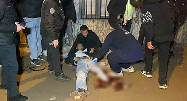 Deprem anma törenine katılmak isteyen gençler bıçaklı saldırıya uğradı: 1'i ağır 2 yaralı