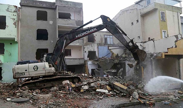 Deprem riski taşıyan 23 yapı belediye ekiplerinin gözetiminde yıkıldı