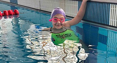 Depremde ayaklarını kaybeden Medine, yüzerek yaşama tutundu