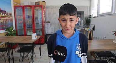 Depremde babasını kaybeden 10 yaşındaki çocuk, ağlayarak annesine sarıldı