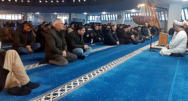 Depremde hayatını kaybedenler dualarla yad edildi