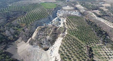 Depremin büyüklüğünü gösteren tarladaki devasa yarık, görenlere 6 Şubat'ta yaşadıklarını hatırlatıyor