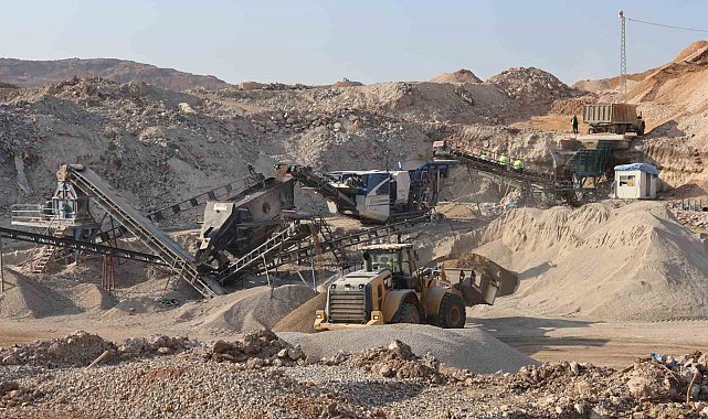 Depremin vurduğu Hatay'da, enkaz döküm sahasında saatte 500 ton enkaz atığı geri dönüştürülüyor