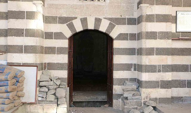 Depremlerde hasar gören tarihi yapılar restore ediliyor