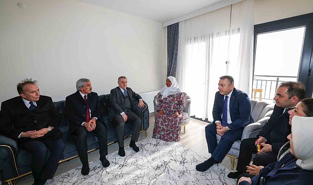 Depremzede Hüsne Beşenk: "Evlat atıyor ama devlet atmıyor"