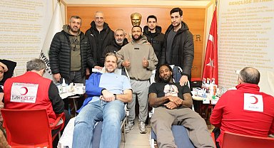 Dev adamlar kan bağışında bulundu