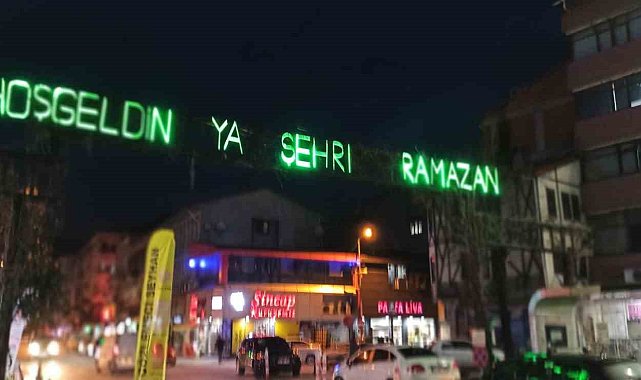 Devrek'te Ramazan ayının süslemelerinden olan mahyalar yandı