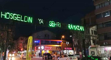 Devrek'te Ramazan ayının süslemelerinden olan mahyalar yandı