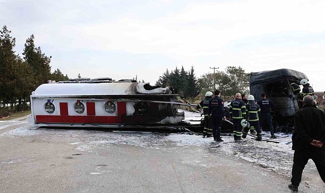 Devrilen tanker alevlere teslim oldu, sürücü son anda kurtarıldı