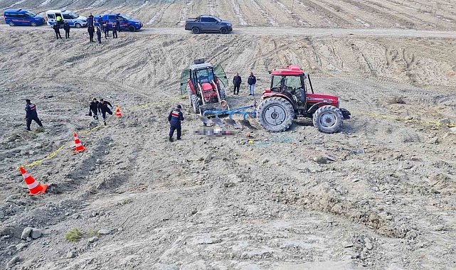 Devrilen traktörün altında can verdi