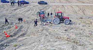 Devrilen traktörün altında can verdi