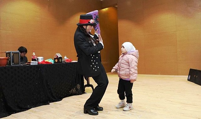 Dilovası'nda çocuklar illüzyon gösterisinde eğlendi