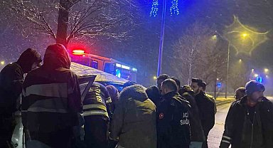 Direksiyon hakimiyetini kaybeden otomobil ağaca çarptı