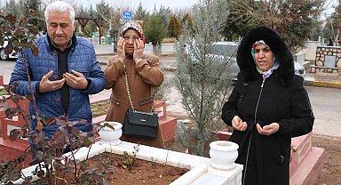 Diyarbakır'da depremde hayatını kaybedenler kabirleri başında anıldı