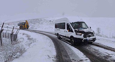 Diyarbakır'da kara saplanan öğretmen servis aracı kurtarıldı