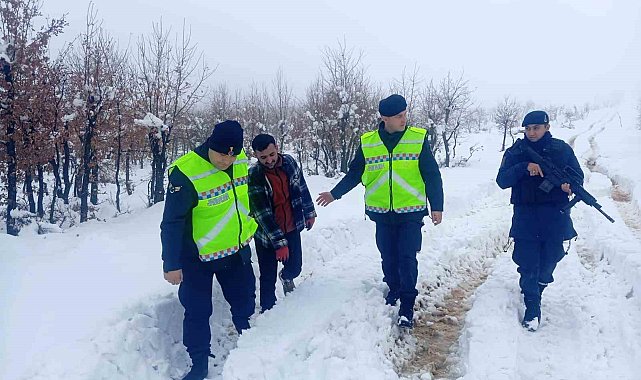 Diyarbakır'da karda mahsur kalan vatandaşı jandarma kurtardı