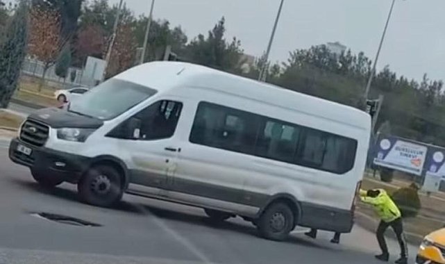 Diyarbakır'da yolda kalan sürücünün aracını trafik polisi iterek yardım etti