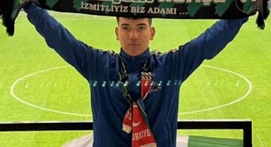 Dualar tribünden düşen genç futbolcu için