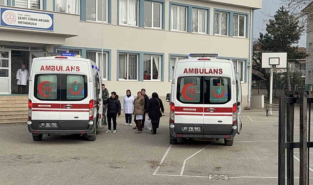 Düzce'de karın ağrısı şikayetiyle 5 öğrenci hastaneye kaldırıldı