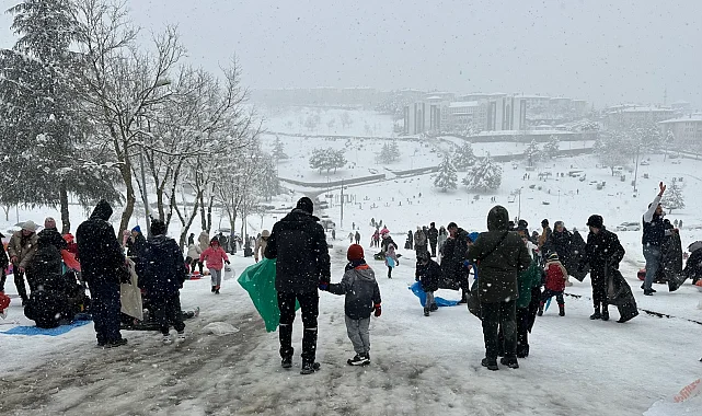 Düzce'de devam eden kar yağışı eğlenceye döndü