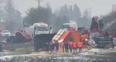 Düzce'de kar küreme aracı tıra çarptı: 2 ölü