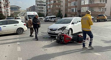 Edirne'de otomobille çarpışan motosikletli yarandı