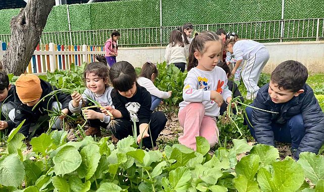 Efeler'de toprağa minik eller değdi