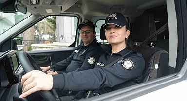 Ekip aracı kullanan kadın polis memuru suçlulara göz açtırmıyor