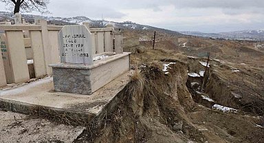 Elazığ'da 35 kabrin bulunduğu mezarlıkta heyelan