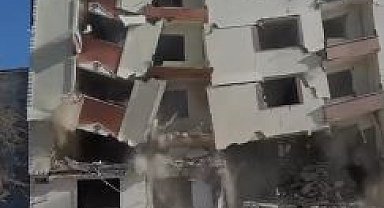 Elazığ'da ağır hasarlı bina tek dokunuşla yıkıldı