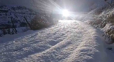 Elazığ'da aracı ile karda mahsur kalan vatandaş kurtarıldı