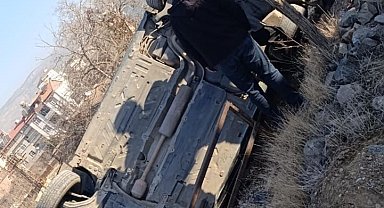 Elazığ'da otomobil devrildi