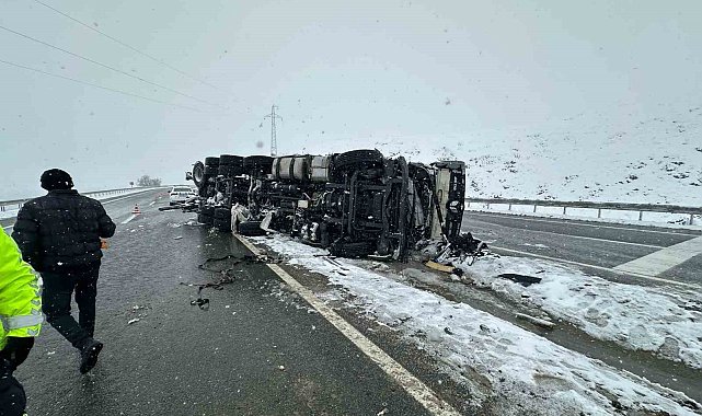 Elazığ'da tır yan yattı