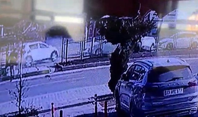 Elazığ'daki trafik kazası kameralara yansıdı: Aracın altında kalmaktan son anda kurtuldu