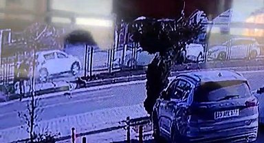 Elazığ'daki trafik kazası kameralara yansıdı: Aracın altında kalmaktan son anda kurtuldu