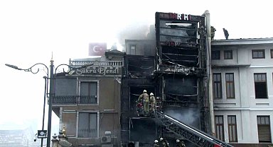 Eminönü Meydanı'nda bulunan binanın dış cephesinde henüz bilinmeyen bir nedenle yangın çıktı. Olay yerine çok sayıda itfaiye ekibi sevk edildi.