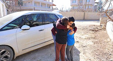 Enkazdan çıkardığı çocuklarla buluştu