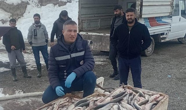 Erçek Gölü'nde kış balıkçılığı devam ediyor
