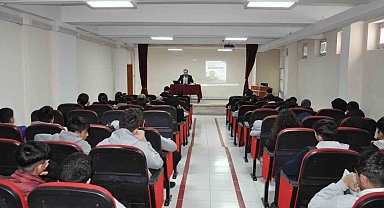 Ertaş Sarıkamış'ta öğrencilerle buluştu: "Türkçemiz Millet Dilidir"