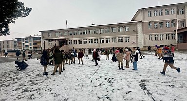 Erzincan'da kar yağışı görsel şölen oluşturdu: beyaza bürünen kentte çocuklar kartopu oynadı