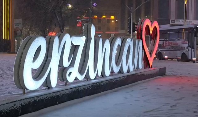 Erzincan'da sağanak yağış yerini kar yağışına bıraktı, okullar tatil edildi