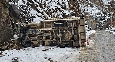 Erzurum'da kamyonet kayalıklara çarptı: 1 yaralı