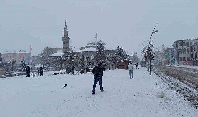Erzurum'da kar kenti beyaza bürüdü