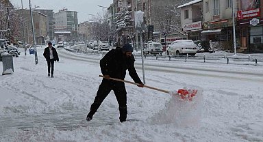 Erzurum'da kar yağışı ilçeleri adeta felç etti