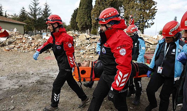Esenler Belediyesi'nden gerçeğini aratmayan deprem tatbikatı