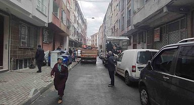 Esenler'de yaşlı adamın evinden 5 ton çöp çıkartıldı