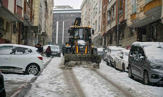 Esenyurt Belediyesi 850 personel ve 100 araçla görev başında