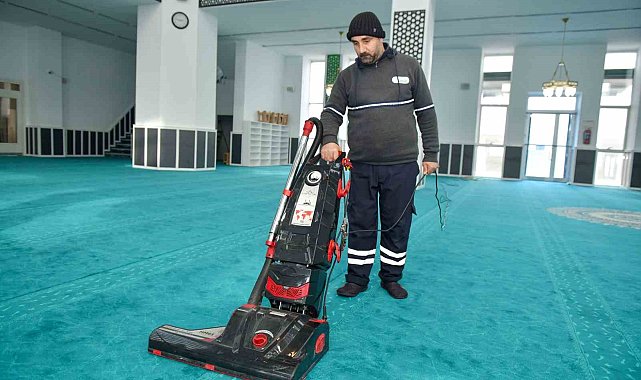 Esenyurt'ta camiler ilk teravih namazına hazırlandı