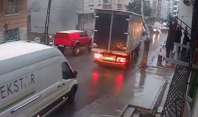 Esenyurt'ta seyir halindeki kamyonet ağaca çarptı